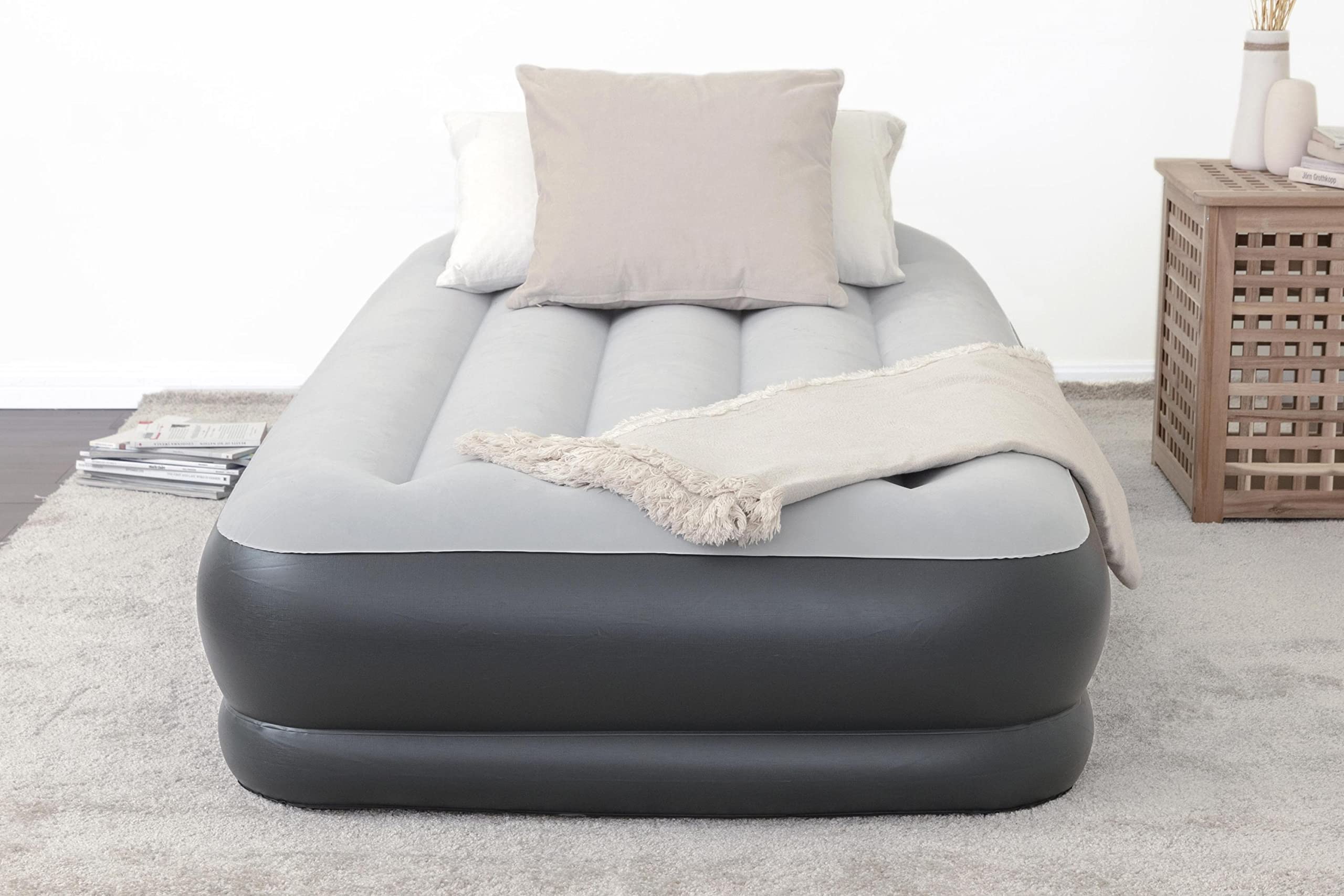 SleepLux 耐用的充气床垫，配有内置泵、枕头和 USB 充电器