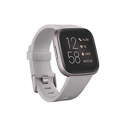 Fitbit Versa 2健康和健身智能手表，具有心律，音乐，内置Alexa，睡眠和游泳跟踪，石头/雾灰色，一种尺寸（包括S和L波段）
