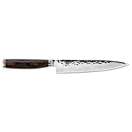 Shun Premier 6.5 英寸锯齿美工刀；通过锯齿状的前后刀刃和精细的中间边缘获得完美的切片；手工磨刀片；胡桃木 Pakka 木手柄；日本手工制作